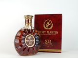 La bouteille de Rémy Martin XO Special se trouve à côté de la boîte.