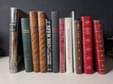 de nombreux livres alignés sur une étagère