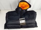 La veste est noire et orange, avec une capuche.