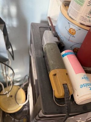 un tas d'objets divers posés sur un poêle