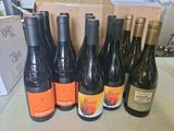 plusieurs bouteilles de vin sont alignées sur une table