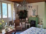 un lit et une table dans une pièce où se trouve un lustre