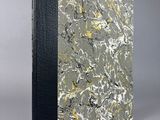 un gros plan d'un livre à la couverture noire ornée de dorures