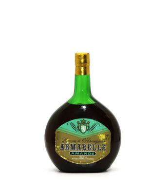 une image représentant une bouteille de sauce au rhum sur fond blanc