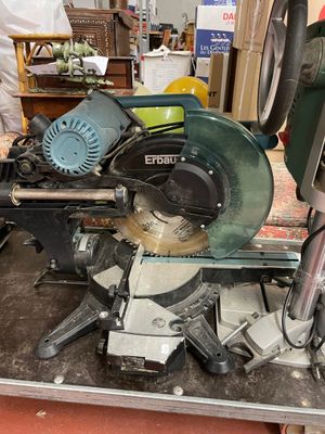 une machine posée sur une table