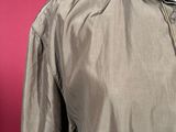 the back of a jacket with a zipper on it