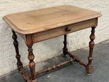 une petite table en bois surmontée d'un tiroir