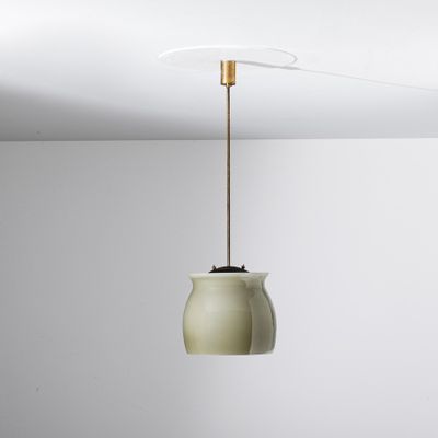 le luminaire est suspendu au plafond de la pièce