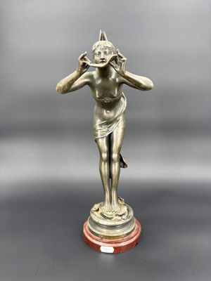 une image représentant une statue d'une femme tenant sa tête entre ses mains