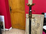 une photo d'une pièce avec un mur rouge et une porte en bois