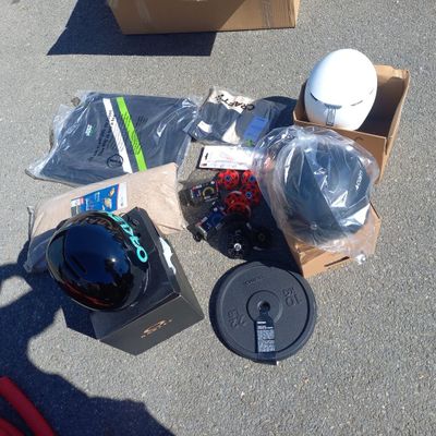 une boîte contenant un casque et d'autres objets, posée par terre