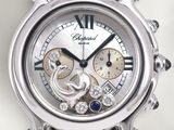 gros plan d'une montre sur une surface blanche