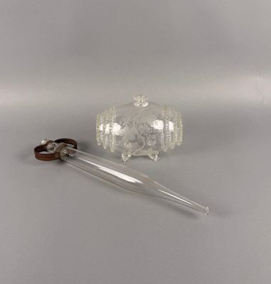 une bouteille en verre et un couteau posés sur une table
