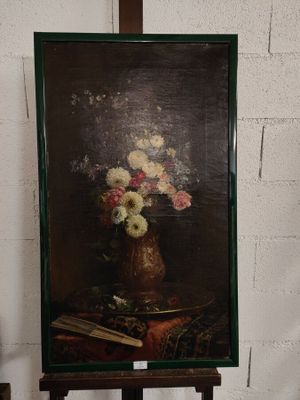une image d'un tableau de fleurs dans un vase sur une table