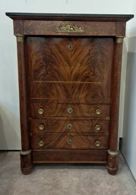 une petite commode surmontée d'une horloge