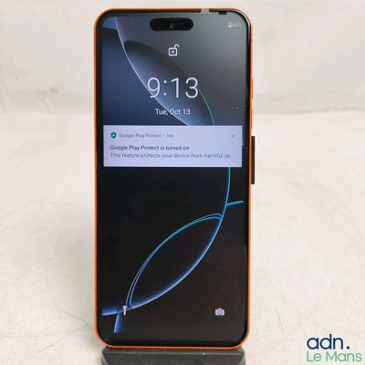 un gros plan d'un téléphone portable posé sur un support, sur une table