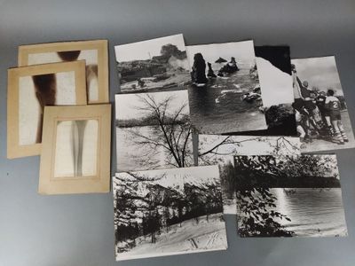 un réfrigérateur décoré de photos et une porte de réfrigérateur sur laquelle sont accrochés des aimants