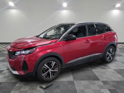 un SUV Toyota C-HR rouge garé sur un sol à damier