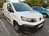 une camionnette blanche garée dans un parking