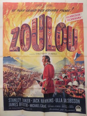 une vieille affiche de cinéma représentant un homme en uniforme rouge debout devant une foule de soldats