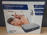 le carton du matelas gonflable est ouvert sur la table