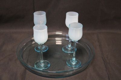 Service à liqueur bleu, en verre et opaline comprenant un pl…
