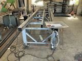 un établi dans un atelier rempli d'outils