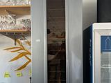 deux réfrigérateurs posés sur un plan de travail dans une cuisine