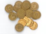 une pile de pièces d'or sur une surface blanche