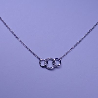 COLLIER en or blanc orné de diamants, L : 45 cm.