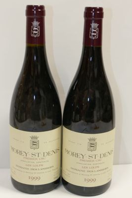 deux bouteilles de vin posées l'une à côté de l'autre sur une table
