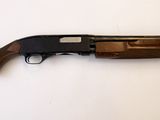 un fusil de chasse posé sur une table