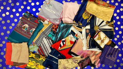 un tas de vêtements de toutes sortes sur un fond à pois