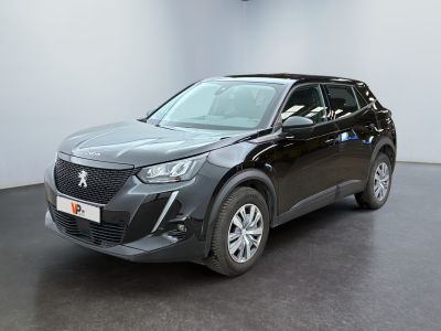 La voiture noire est garée dans une grande pièce au sol noir