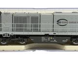 un petit train dans une boîte en plastique posée sur une surface blanche