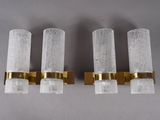trois appliques en laiton et verre dépoli fixées au mur