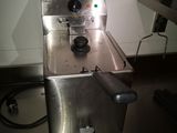 une photo d'une friteuse professionnelle dans une cuisine
