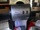 une cafetière posée sur le comptoir d'un restaurant