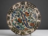 une assiette décorative ornée d'un oiseau et de fleurs