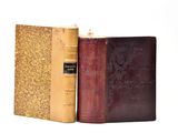 deux vieux livres posés l'un à côté de l'autre sur une surface blanche