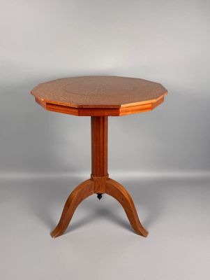 une petite table ronde avec un plateau en bois sur fond blanc