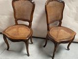 paire de chaises anciennes à dossier en rotin