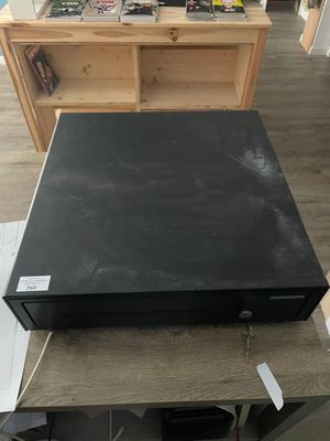 un téléviseur noir posé sur une table en bois