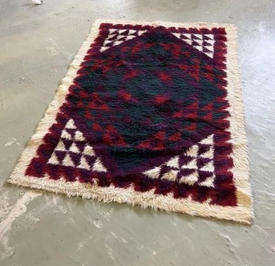 un gros plan d'un tapis posé sur le sol d'une pièce