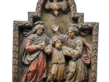 une photo d'une statue représentant Jésus et Marie posée sur une table en marbre