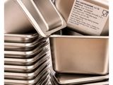de nombreuses casseroles empilées les unes sur les autres sur une table