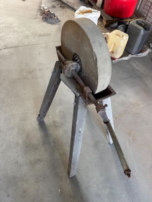 une machine posée sur une table dans un garage