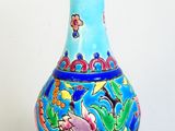 un vase bleu orné d'un motif floral