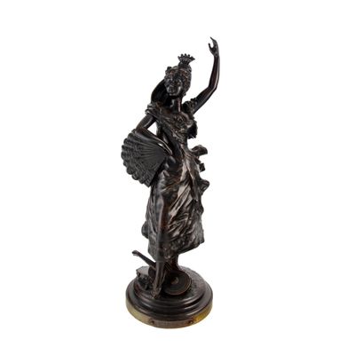 une image représentant une statue en bronze d'une femme tenant un éventail