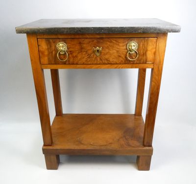 une image d'une table en bois avec un plateau en marbre